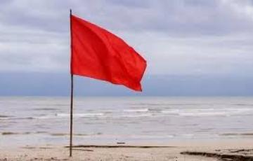 El Ayuntamiento iza la bandera roja en las playas de la ciudad.