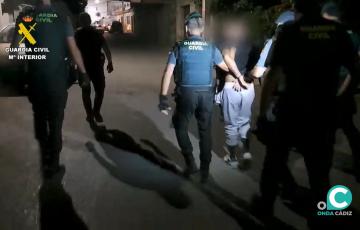 Guardias civiles con uno de los detenidos.