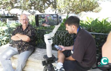 Uno de los grupos inscritos en el concurso grabando una entrevista con el escritor Juan José Téllez.