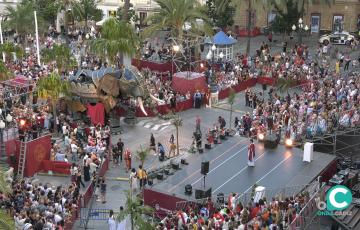 El elefante articulado fue uno de los atractivos del desfile a su llegada al espectáculo inaugural "Gades, Cádiz Romana 2025".