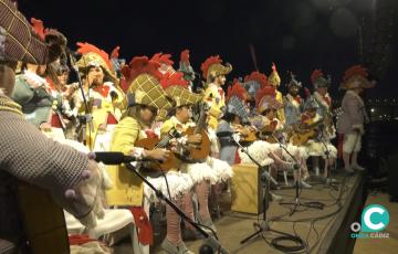 El coro ‘El Gallinero’ sobre el escenario de la Race Village. 