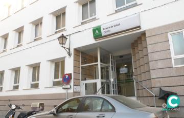 Fachada del acceso del centro de salud Olivillo de Cádiz. 