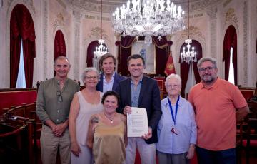 El alcalde de Cádiz, Bruno García, y el concejal de Asuntos Sociales, Pablo Otero, junto a los portavoces de las cinco entidades beneficiadas. 