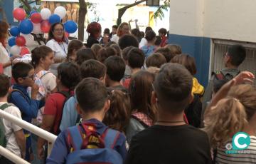 Alumnado del CEIP Reyes Católicos de Cádiz durante la inauguración del nuevo curso escolar 2025-2026.