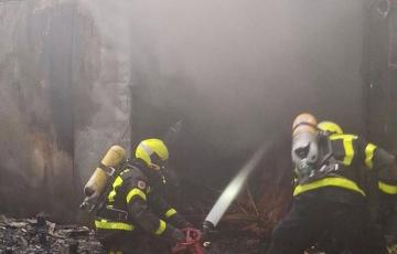 Dos bomberos actuando en el incendio en una fábrica de conservas de Tarifa.