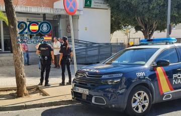 Efectivos de la Policía Nacional junto a su vehículo en Jerez en una imagen de archivo