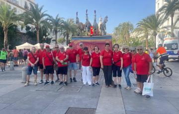 Un grupo de personas participan en la marcha saludable que ha culminado en San Juan de Dios. 