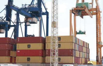 Contenedores de mercancías en el Puerto de Cádiz.