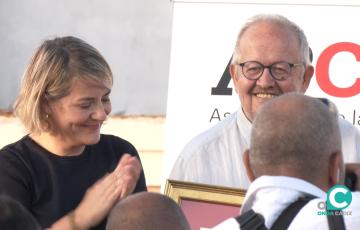 Juan José Téllez recibe el Premio Agustín Merello.