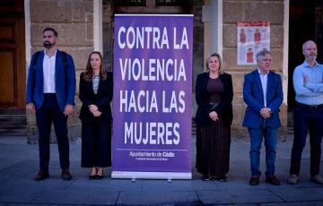 Autoridades y ciudadanos se sumaron este martes a la convocatoria de repulsa en la plaza de San Juan de Dios