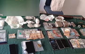 Droga y dinero incautado en un operativo contra el tráfico de droga en Chiclana.