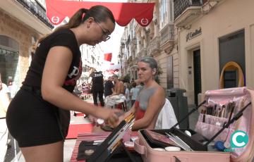 Piarlé ha organizado la actividad bajo el título "Lienzos humanos", en calle Ancha. 