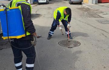 Operarios actuando en la red de saneamiento en la capital gaditana