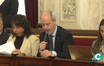 El secretario general del PSOE, José Ramón Ortega, en una sesión plenaria del Ayuntamiento de Cádiz.