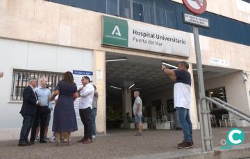 La portavoz adjunta del PSOE en el Parlamento, Ángeles Férriz, a las puertas del centro hospitalario gaditano.