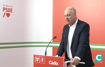El secretario general del PSOE de Cádiz, Juan Carlos Ruiz Boix, en rueda de prensa.