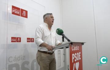 El portavoz del PSOE local, Óscar Torres, en rueda de prensa. 