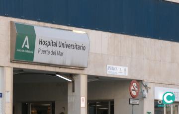 Acceso a la entrada del Hospital Puerta del Mar. 
