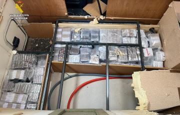 Hachís oculto en un doble fondo de una autocaravana procedente de Tánger.