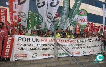 Protesta del personal sanitario junto a sindicatos a las puertas del Hospital Puerta del Mar. 