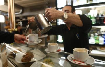 Trabajador de hostelería en una imagen de archivo