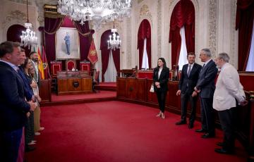 Un momento de la visita junto con el alcalde al Salón de Plenos 