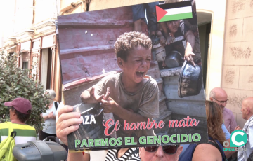 Un momento de la protesta este lunes en la calle Ancha
