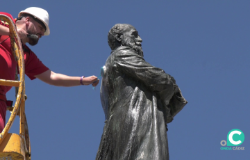 Un operario en plena labor de acondcionamiento 