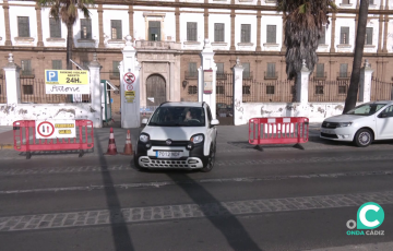 Vehículo abandonando el estacionamiento del inmueble 