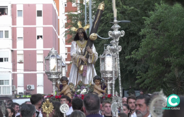 Muchas personas acogieron al Señor de Cádiz a su llegada al plaza Virgen de Loreto