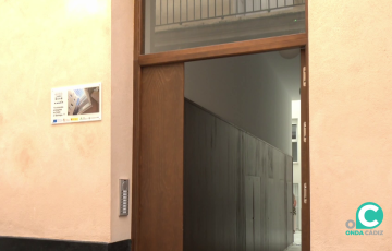 Entrada al inmueble en el centro de la capital gaditana