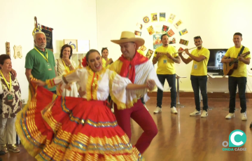 El acto contó con el baile de uno de grupos participantes en la cita