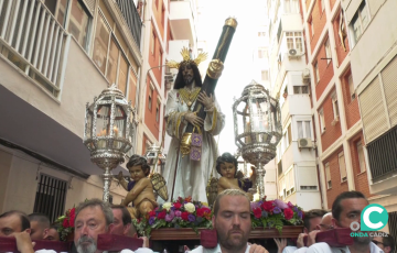 El Regidor Perpetuo por el barrio de Loreto en dirección hacia la iglesia Nuestra Señora de Lourdes