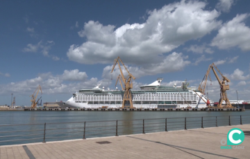 Vista del navio en el astillero de la capital
