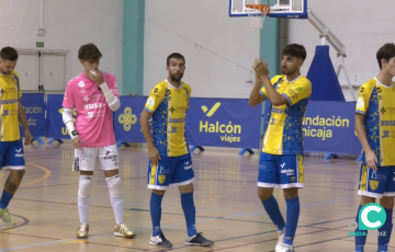 Los jugadores locales antes de comenzar un partido saludan en el Pabellón Ciudad de Cádiz
