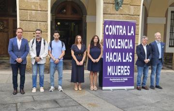 Minuto de silencio frente al Ayuntamiento, este lunes. 