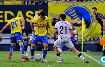 Suso agarrado por un jugador del Burgos CF (Foto: LaLiga)