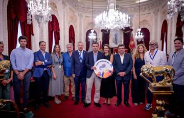 Autoridades y homenajeados en el Salón de Plenos este lunes