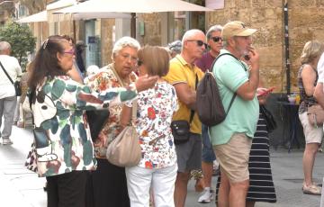 Imagen de las colas a las puertas de las agencias de viajes