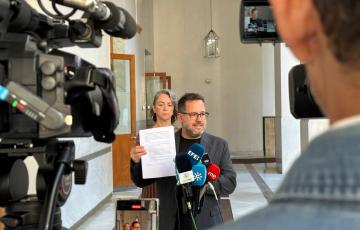 El portavoz parlamentario de la formación muestra el documento del requerimiento presentado ante los medios