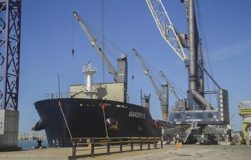 El buque 'Babro G' operando en el muelle gaditano