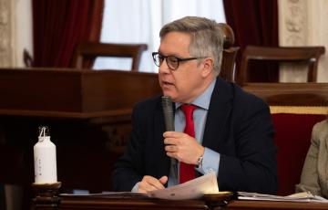 Óscar Torres durante una intervención en un Pleno del Ayuntamiento de Cádiz