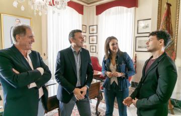 Bruno García junto la teniente de alcalde de Fiestas en un momento del sencillo acto este lunes en alcaldía