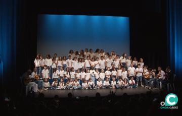Unos 70 escolares cantaron el popular tango de los Anticuarios en el pregón de Tosantos. 