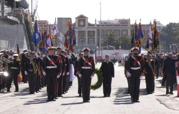 La Armada celebra en Cádiz el Día del Veterano con la presencia del buque Castilla atracado en el muelle Ciudad.