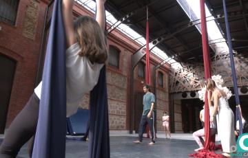 Los más pequeños aprenden en el taller de acrobacias aéreas en los antiguos depósitos de tabaco. 