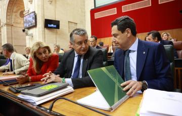 El presidente de la Junta junto a Antonio Sanz en una sesión del Parlamento de Andalucía
