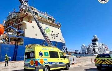 Intervención en el puerto de Cádiz con el rescate del trabajador. 