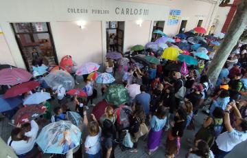 Un momento de la singular concentración de este viernes a la puerta del centro