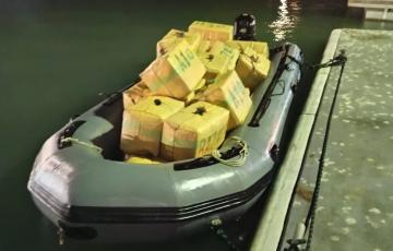 Embarcación interceptada con los fardos de droga